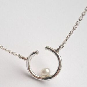 Strieborný náhrdelník Neha s perlou