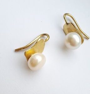 Visiace náušnice s perlou pozlátené
